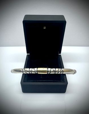 צמיד כסף חתום 925 משולב זהב וינטג׳ . משקל 15.5 גרם 
צמיד כסף חתום 925 משולב זהב וינטג׳