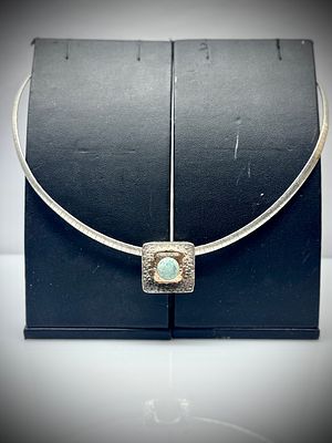 קולייר כסף 925 חתום בשילוב זהב ואבן אופל. קולייר כסף וינטג׳ 
משקל 30.2