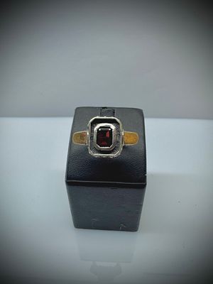 טבעת כסף חתומה 925 וינטג׳ בשילוב זהב ואבן חן אדומה משקל 6.4