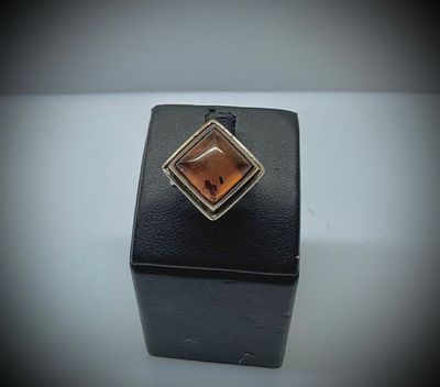 טבעת כסף חתומה בשילוב אמבר