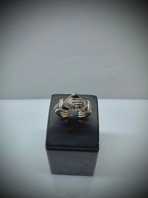 טבעת כסף 925 חתומה של 2 ידיים שנפתחות ויש לה במרכז משקל 9.4 גרם