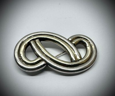 סיכת כסף בעיצוב המיוחד חתומה 925 ושם האומן