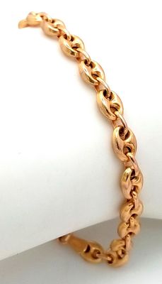 A 9K Yellow Gold Oval Link Bracelet. 18cm length. 4.7g weight.