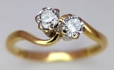 AN 18K YELLOW GOLD TWO STONE DIAMOND TWIST RING 0.30CT, 2.5G TOTAL WEIGHT, SIZE L 1/2. ref: SC 3041