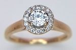 A 18K YELLOW GOLD DIAMOND HALO RING. 0.35CT TOTAL WITH A 0.24CT MAIN CENTRE ROUND BRILLIANT CUT Image - 2