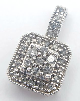 A 10K WHITE GOLD DIAMOND SET PENDANT - 1.3G. 18MM.