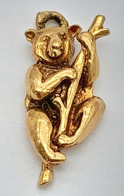 A 9K YELLOW GOLD KOALA BEAR CHARM / PENDANT. 2G. SC - 1031.