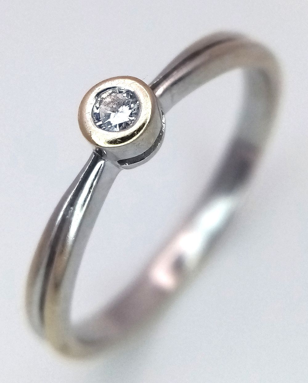AN 18K GOLD, TWO COLOUR DIAMOND SOLITAIRE RING. 1.9G. SIZE N. SC - 1076.