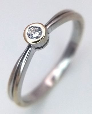 AN 18K GOLD, TWO COLOUR DIAMOND SOLITAIRE RING. 1.9G. SIZE N. SC - 1076.
