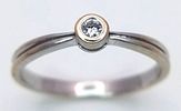 AN 18K GOLD, TWO COLOUR DIAMOND SOLITAIRE RING. 1.9G. SIZE N. SC - 1076.Image - 1