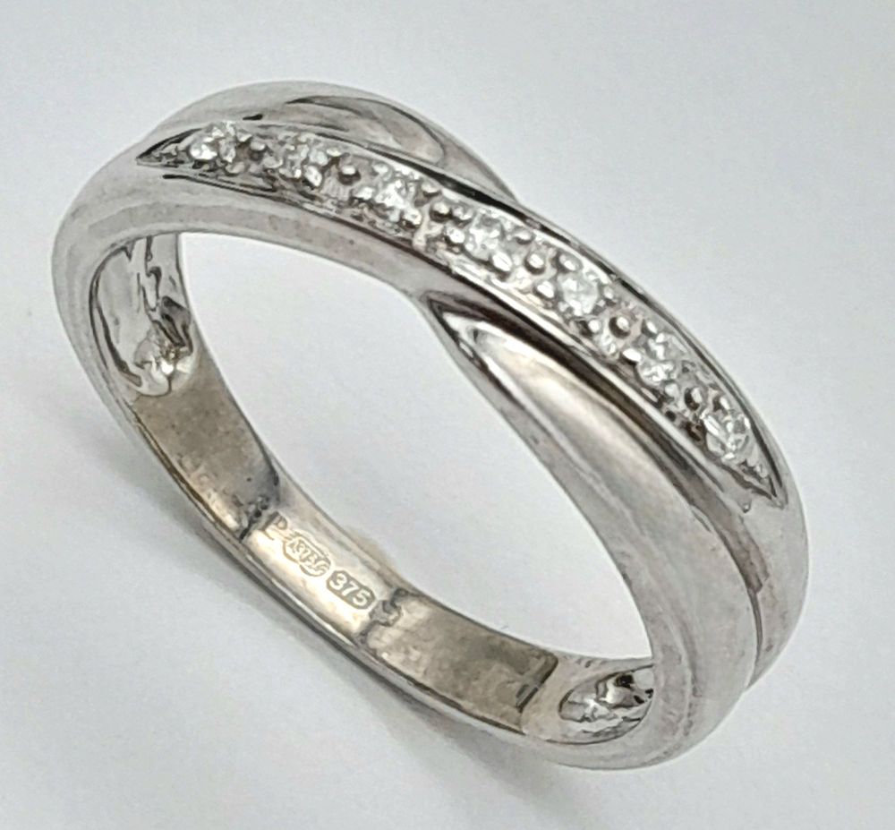 A 9K WHITE GOLD DIAMOND SET CROSSOVER RING. 2.4G. SIZE L. SC - 1017.