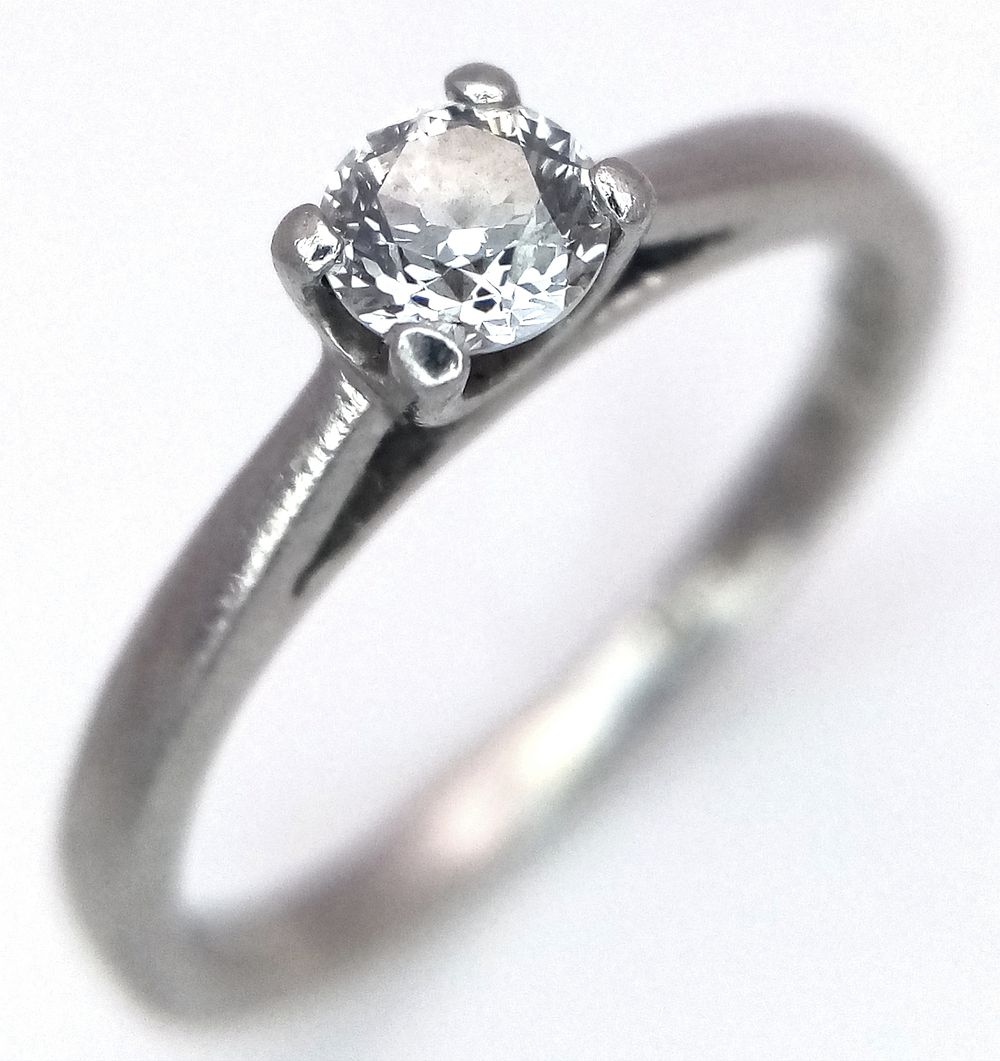 A PLATINUM SOLITAIRE DIAMOND RING, 0,25CT DIAMOND WEIGHT, 3.5G TOTAL WEIGHT, SIZE J. REF: PWN3308