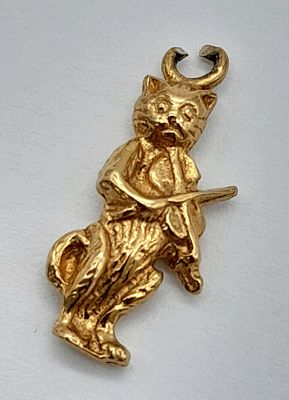 A 9K YELLOW GOLD CAT PLAYING THE FIDDLE PENDANT/CHARM! 1.9G. 2.5CM. SC - 1037.