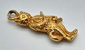 A 9K YELLOW GOLD CAT PLAYING THE FIDDLE PENDANT/CHARM! 1.9G. 2.5CM. SC - 1037.Image - 1