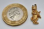 A 9K YELLOW GOLD CAT PLAYING THE FIDDLE PENDANT/CHARM! 1.9G. 2.5CM. SC - 1037.Image - 4