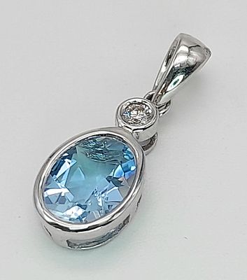 A 9K WHITE GOLD DIAMOND AND AQUAMARINE PENDANT. 1G. SC-1042.