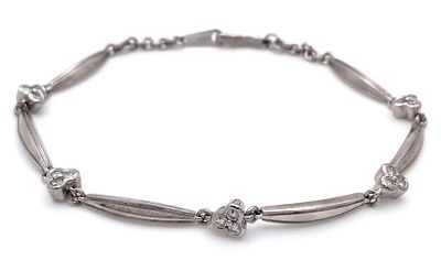 A 18K white gold diamond clover bracelet, 0.15ct diamond weight, 6.3g total weight, 18.4cm