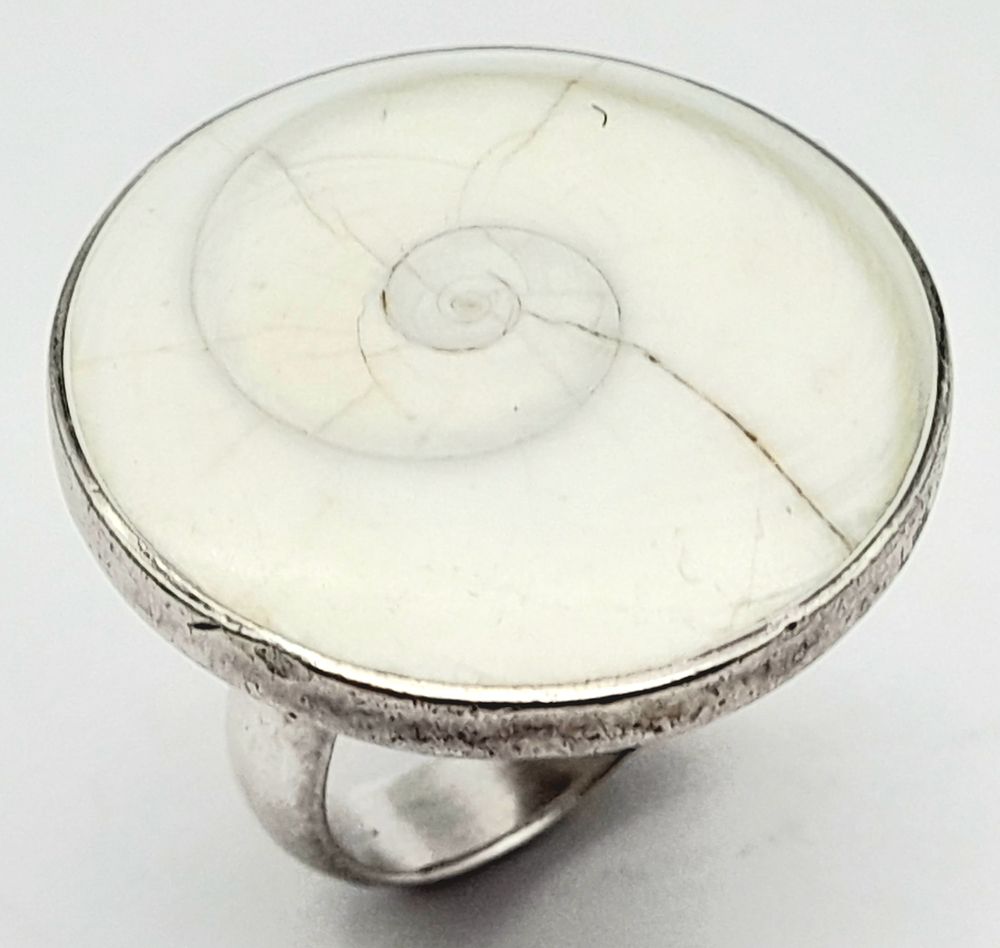 A vintage 925 silver ring featuring a circular shell inlay. Ring size: K&frac12;. Total weight: 