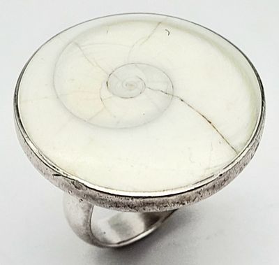 A vintage 925 silver ring featuring a circular shell inlay. Ring size: K½. Total weight: