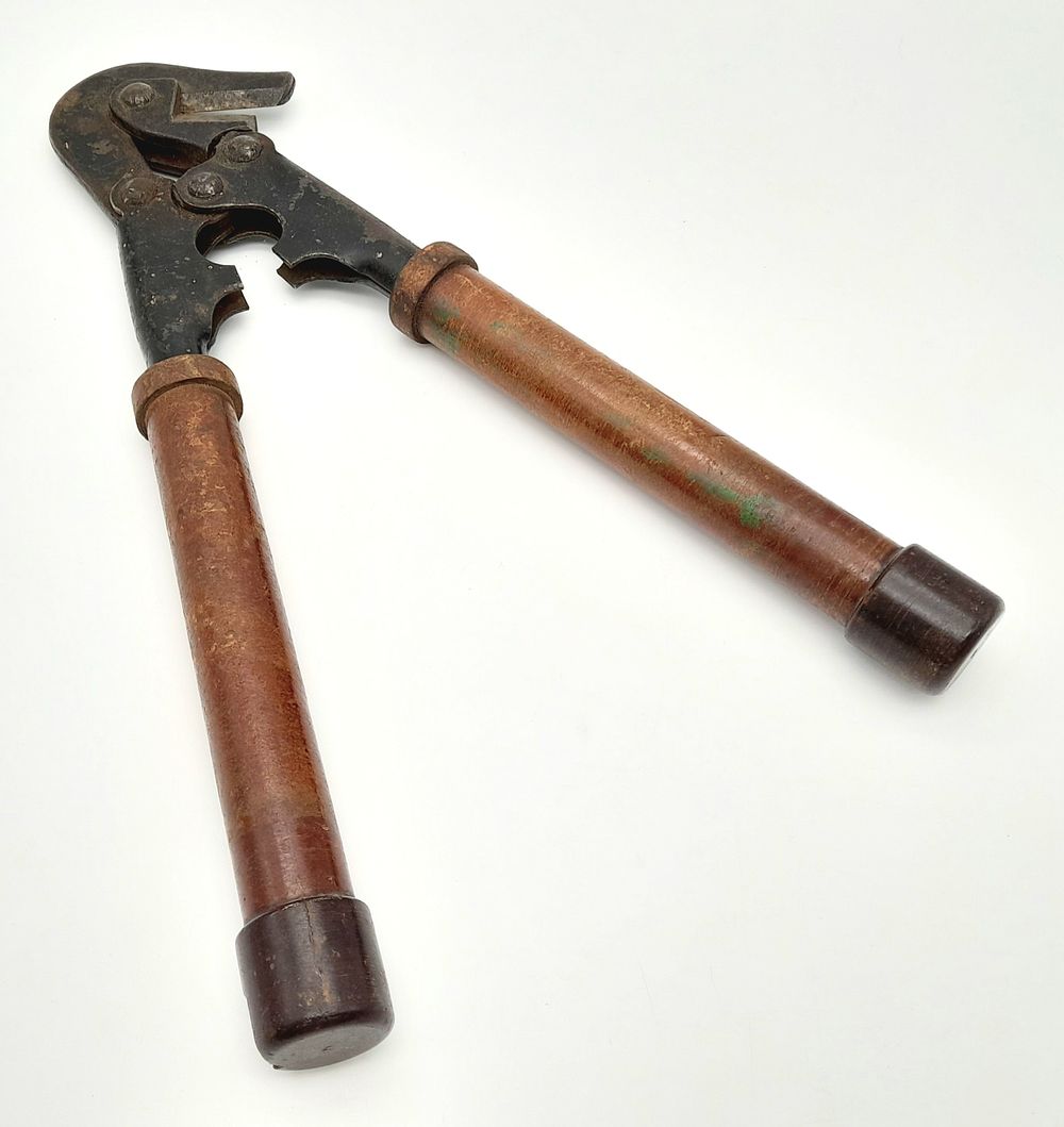 WW2 German Pioneers Short Handle Wire Cutters. Waffenampf and makers mark.