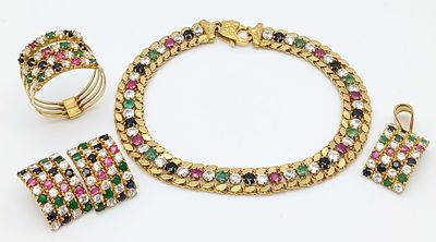A FABULOUS 18K GOLD JEWELLERY SET COMPRISING OF BRACELET, EARRINGS , PENDANT AND RING ALL 