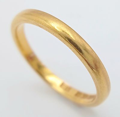 A 22K GOLD BAND RING , 2.7gms size K/L