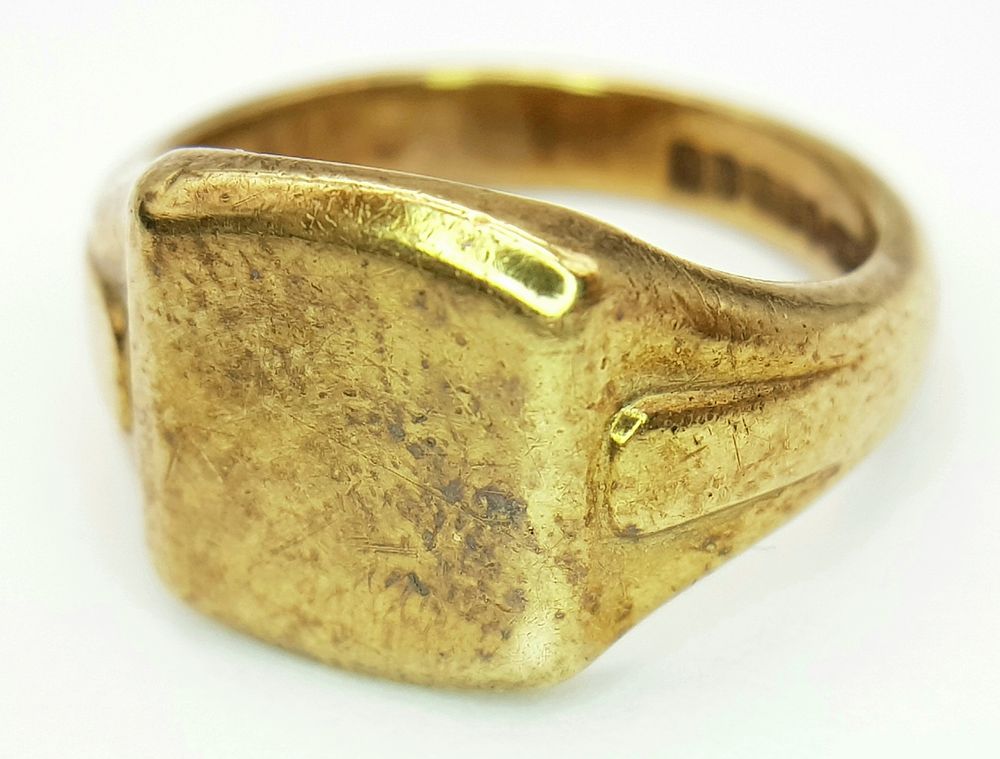 A Vintage 9K Yellow Gold Signet Ring. Full UK hallmarks. Size P. 8.3g.