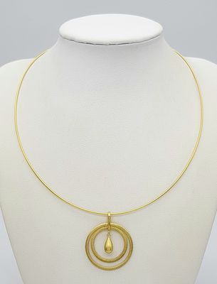 A 9K GOLD DESIGNER SOLID CHOKER NECKLACE WITH CIRCULAR PENDANT WITH CENTRAL DROP. 6.7gms