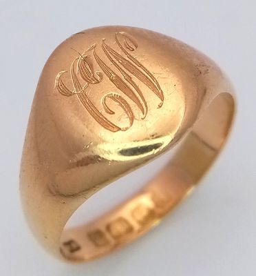 AN 18K GOLD VINTAGE GENTS SIGNET RING . 6.4gms size P the perfect pinky ring