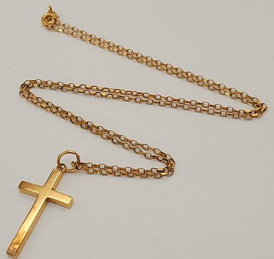 A 9K GOLD CROSS PENDANT ON A 45cms 9K GOLD INTERLINK NECKLACE CHAIN . 4.5gms