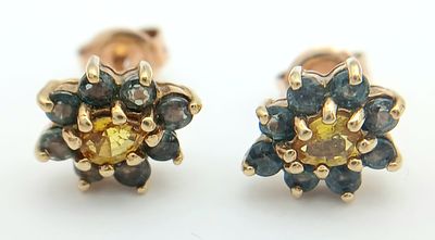 A pair of 9k yellow gold stone set flower stud earrings, 1.7g total weight. Ref 2120I