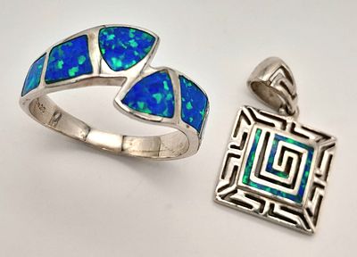 A STERLING SILVER OPAL DOUBLET STYLE SET RING AND PENDANT. 6.3G TOTAL WEIGHT, SIZE S. REF: SC 6100