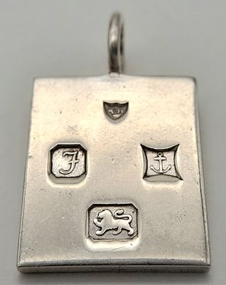 A STERLING SILVER INGOT PENDANT. 6.1G TOTAL WEIGHT, 1.8CM x 1.5CM. REF: SC 6093