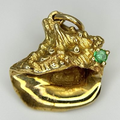 A 14K Yellow Gold Emerald Set Conch Pendant/Charm. 17mm x 21mm, 4.3g total weight.