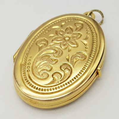 A 9K Yellow Gold Locket Pendant. 3cm. 3.8g. TC20.