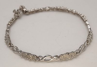 A 9k white gold diamond bracelet. 0.12ct diamond weight, 7g total weight. 18cm total length. t-6308H