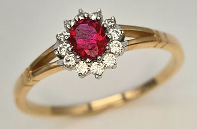 A 9k yellow gold CZ and red stone cluster ring. 2.2g total weight. ring size V. t-2113I.