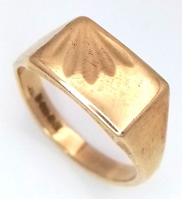 A 9K Yellow Gold Signet Ring. Size S. 5.1g.