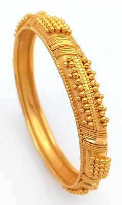 A 22K GOLD ASIAN STYLE BANGLE IN AS NEW CONDITION . 30.8gms