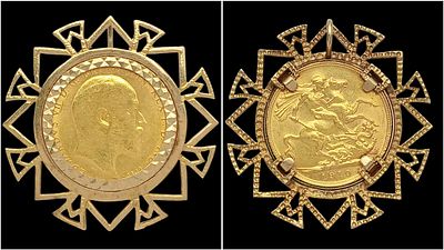 A 22K GOLD FULL SOVEREIGN COIN DATED 1910 SET IN A STYLISH 9K GOLD PENDANT SETTING . TOTAL 