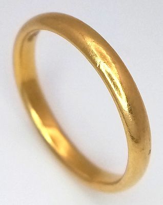 A 22K Yellow Gold Band Ring. 4mm width. 4.04g. Size P. Full UK hallmarks.
