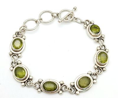 A Pretty Sterling Silver Peridot Set T-Bar Bracelet-19cm Length. Set with Six 8mm Long Oval Cut 