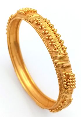 A 22K GOLD ASIAN STYLE BANGLE IN AS NEW CONDITION . 30.8gms