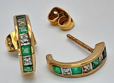 A PAIR OF 9K YELLOW GOLD DIAMOND AND EMERALD SET HALF HOOP EARRINGS 1.4G . Ref-A/S 1316 - 7