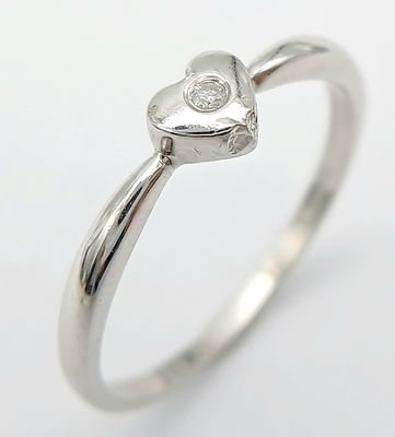 A 9K WHITE GOLD DIAMOND SET HEART RING. 2G. SIZE S. SC5005.
