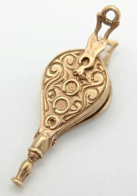 A 9K Yellow Gold Pair of Bellows Pendant/Charm. 3cm. 3.3g.