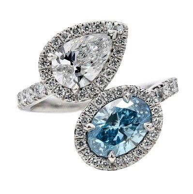 A LAB-GROWN 2.44 CTW DIAMOND CROSSOVER RING SET IN PLATINUM. BLUE AND WHITE DIAMONDS. SIZE M. 