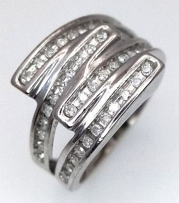 A 9K WHITE GOLD DIAMOND RING. 0.33CTW. 4.8G. SIZE L. SC4035.