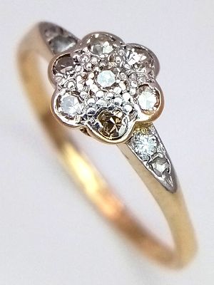 AN 18K YELLOW GOLD AND PLATINUM VINTAGE FLOWER DIAMOND RING. 1.9G. SIZE Q. SC5084.
