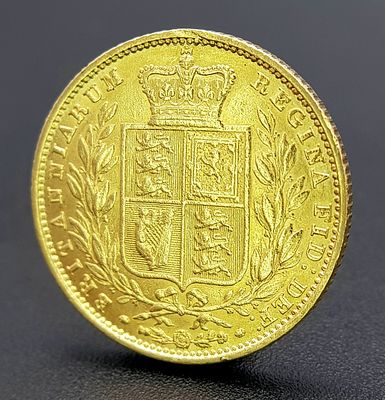 An 1852 QUEEN VICTORIA YOUNG HEAD SHIELD BACK FULL SOVEREIGN COIN. REF: 9883